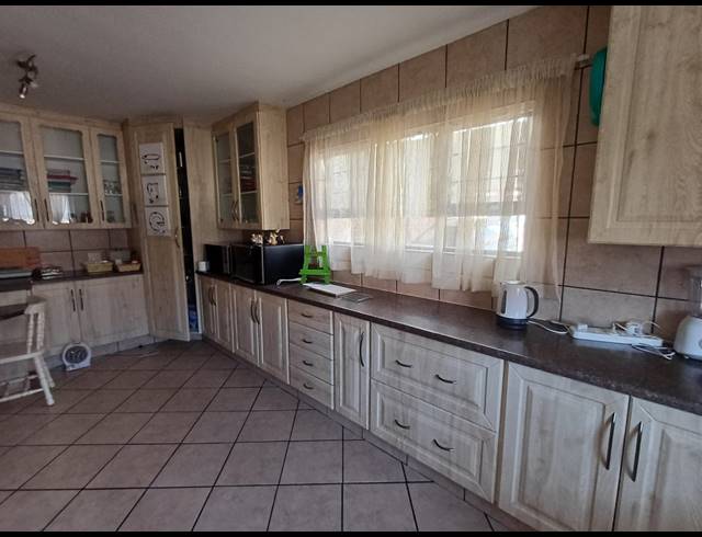 3 BEDROOM TOWNHOUSE TO LET IN ARCON PARK